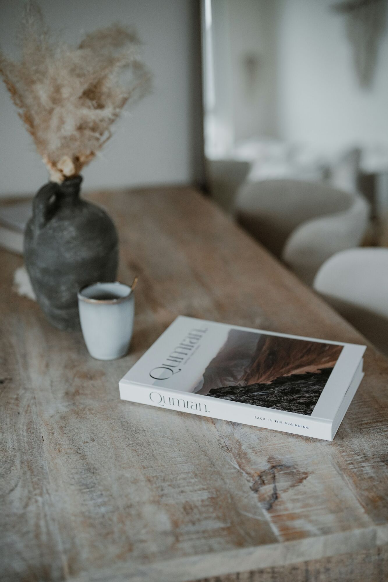 Lin blanc, livre et espresso a l ombre