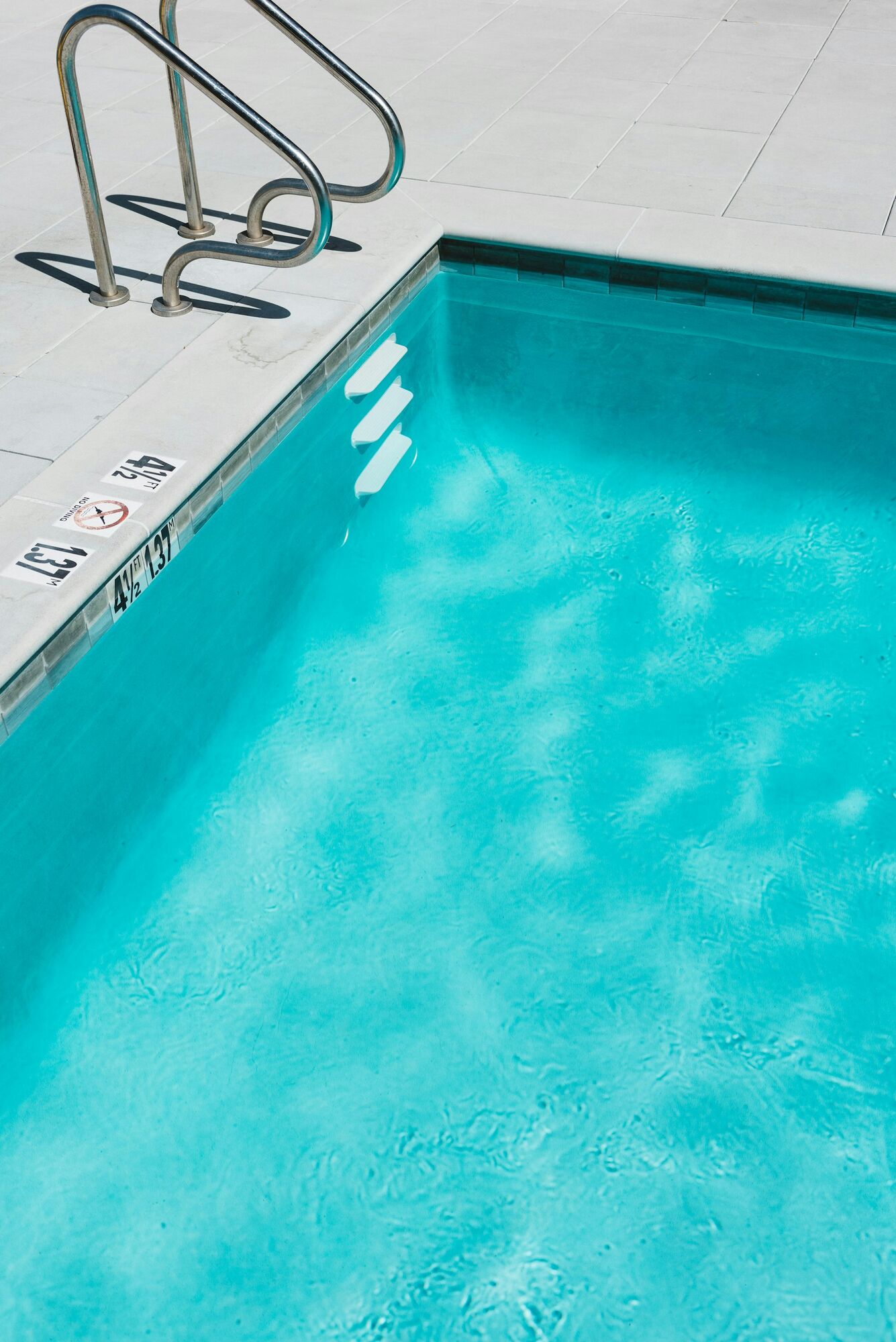 Surface d une piscine bleue ridee par le vent