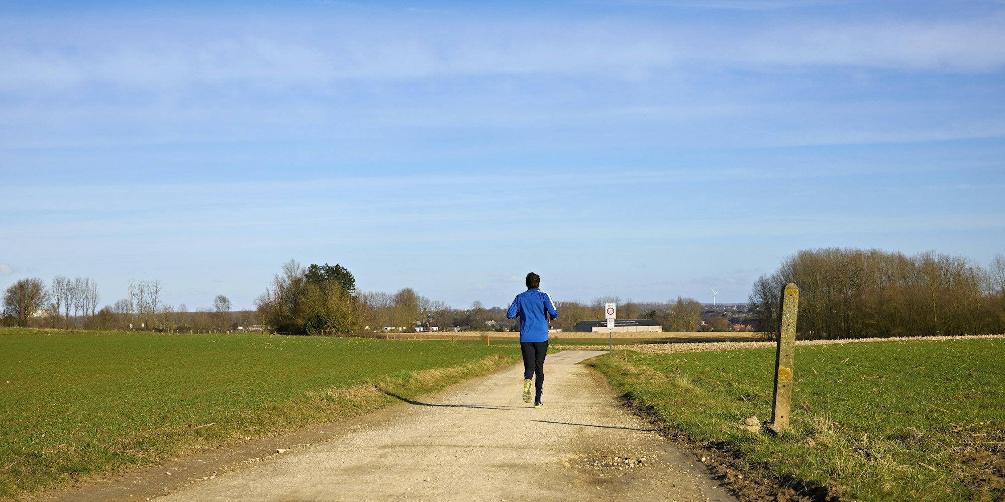Coureur seul sur un chemin de campagne au petit matin